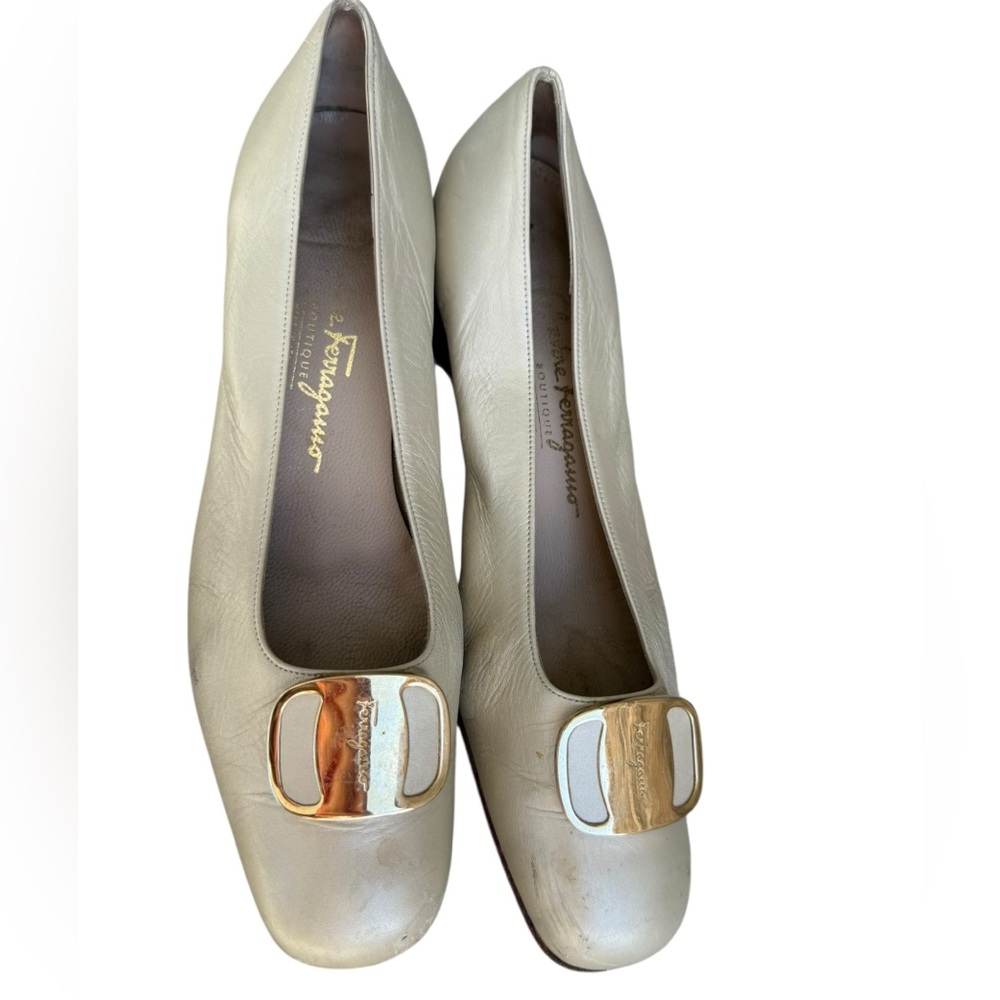Vintage Salvatore Ferragamo Women's Cream Flats with Gold Accent